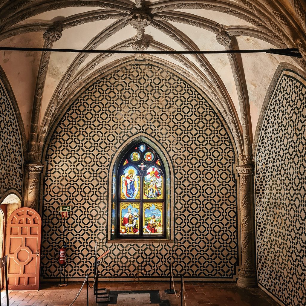 vitrail coloré interieur eglise palais de pena a sintra au portugal