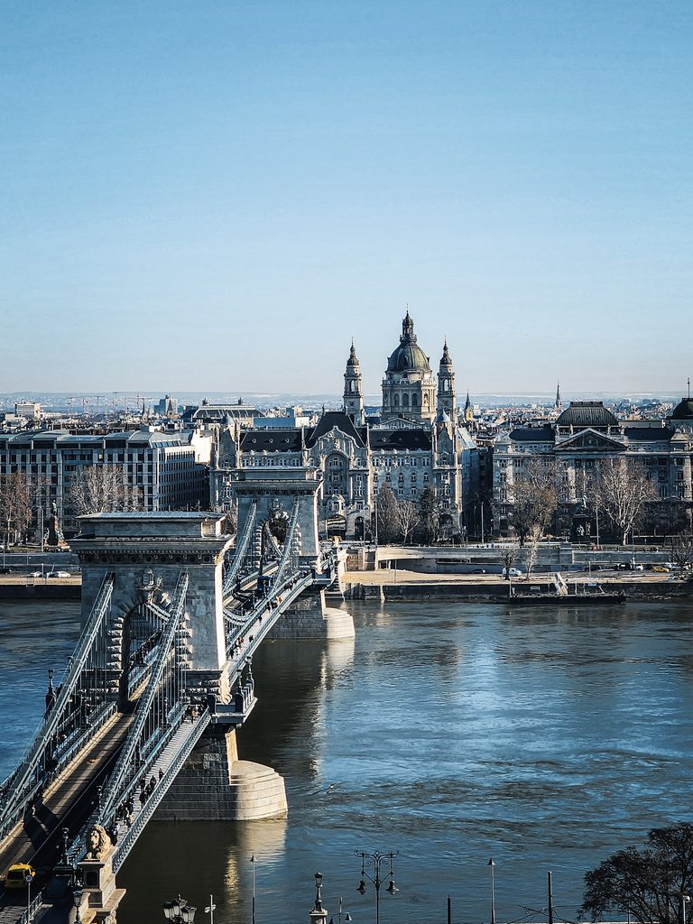 vue d'en haut du pont des chaines et de l'architecture de budapest
