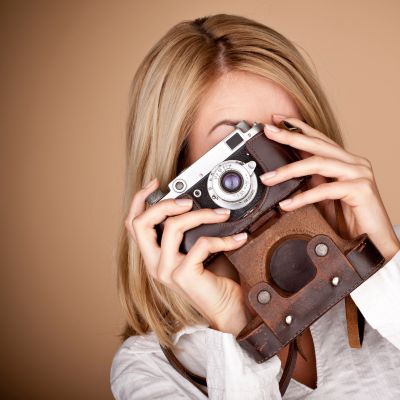 femme tenant un appareil photo vintage