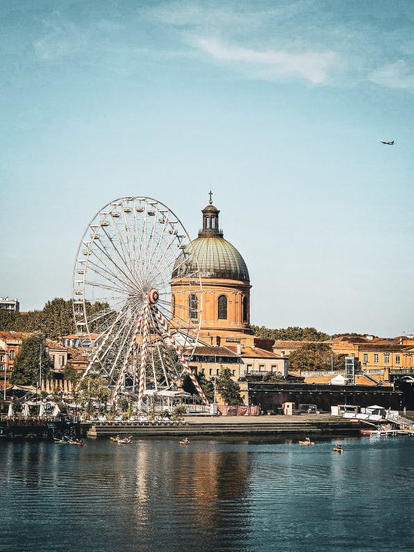 grande roue et hopital la grave vue de la garonne a toulouse