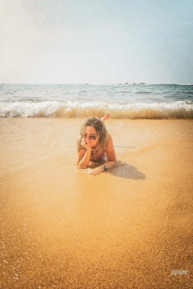 femme allongée sur la plage devant des vagues