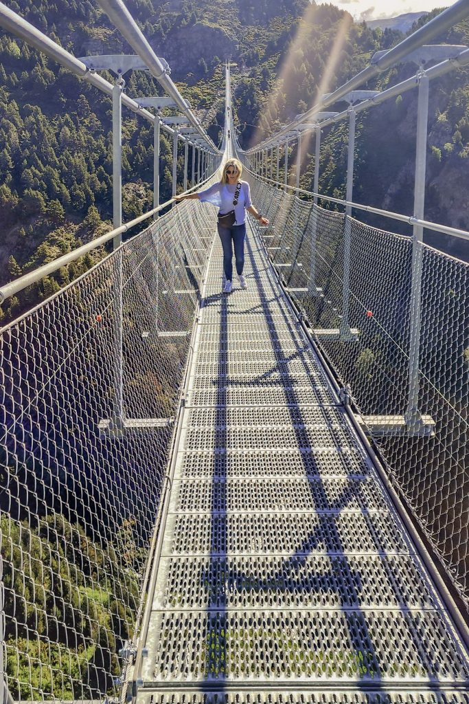 sur le pont tibeta, celebre pont suspendu d'andorre