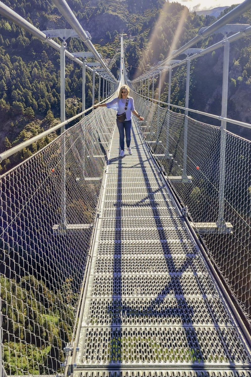 sur le pont tibeta, celebre pont suspendu d'andorre
