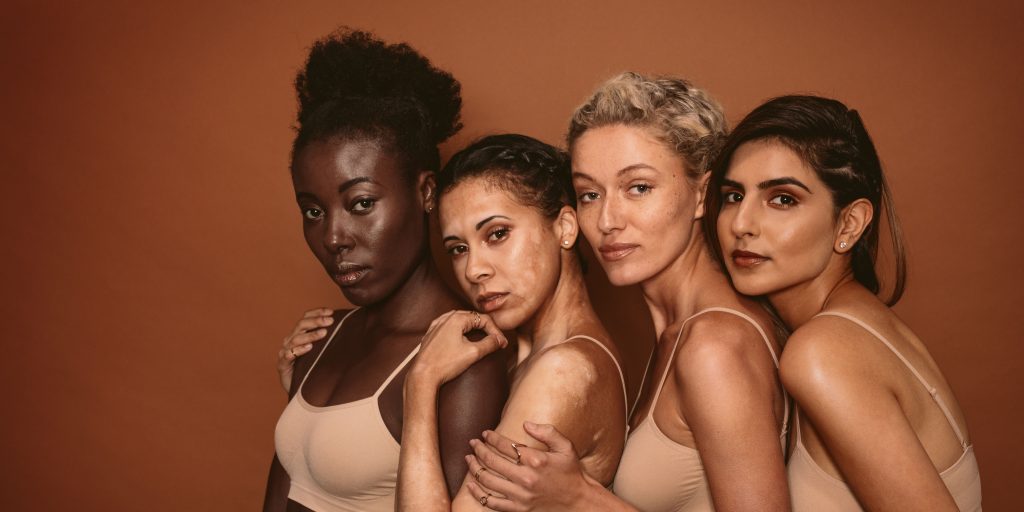 quatre femme posant pour illustrer la beauté a travers le monde