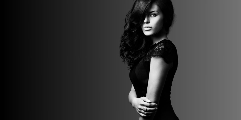 femme brune classe cheveux longs