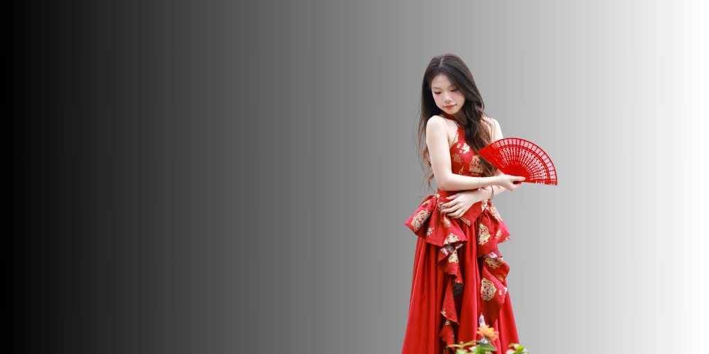 jeune fille asiatique en robe traditionelle rouge et eventail rouge