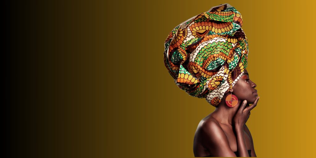 femme africaine avec un turban coloré dans les cheveux
