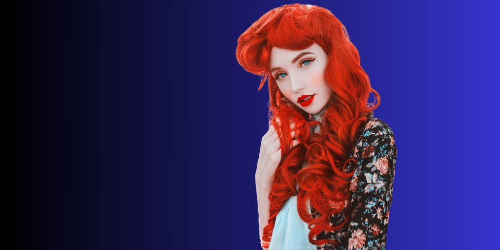 femme rousse cheveux long look punky stylé