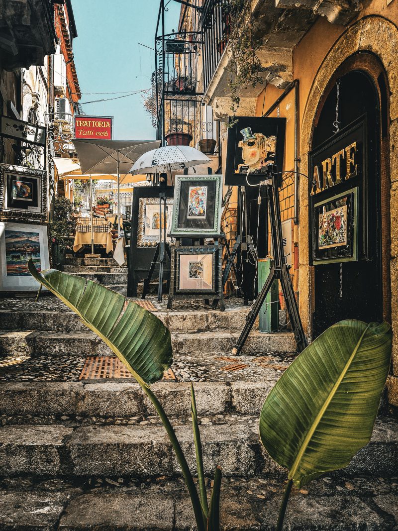 ruelle et galerie d'art de taormina en sicile