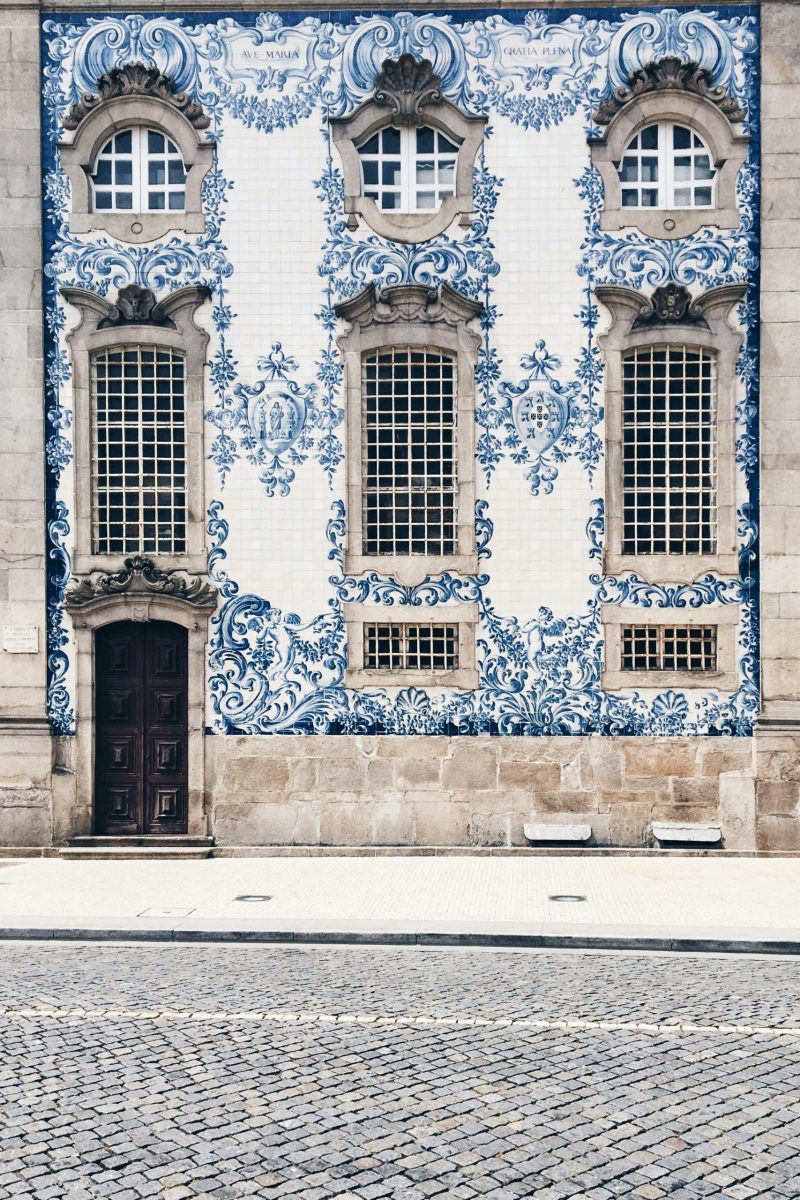 architecture blanche t bleue typique de porto au portugal
