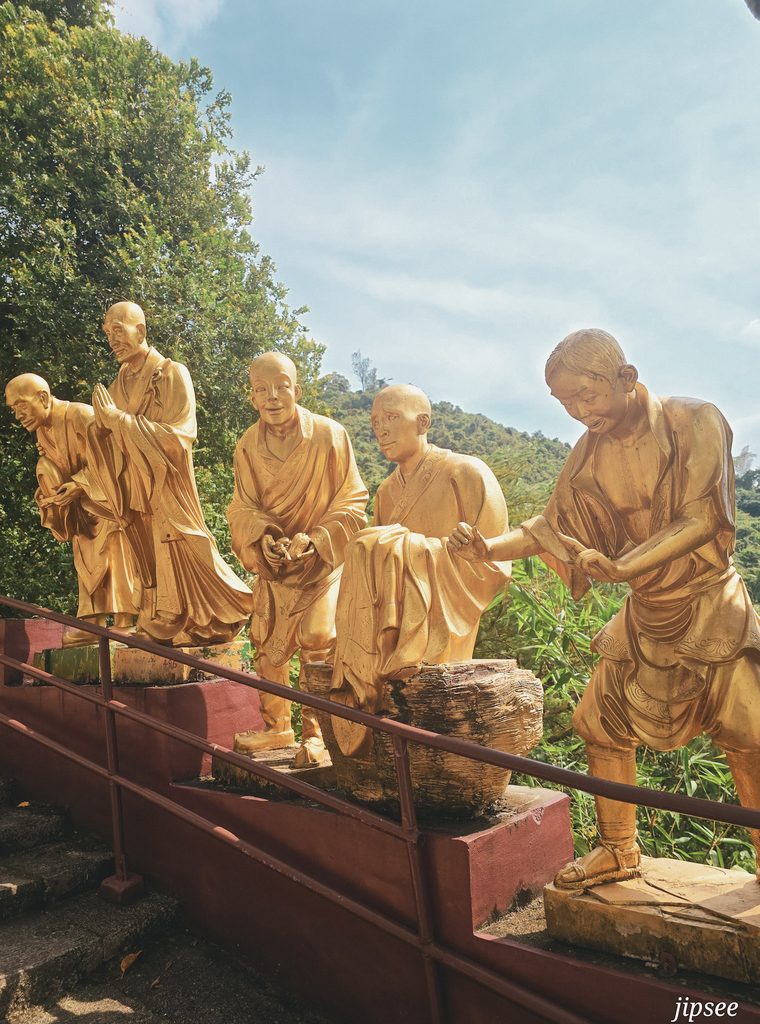 statue monastere des 10000 bouddhas a hong kong