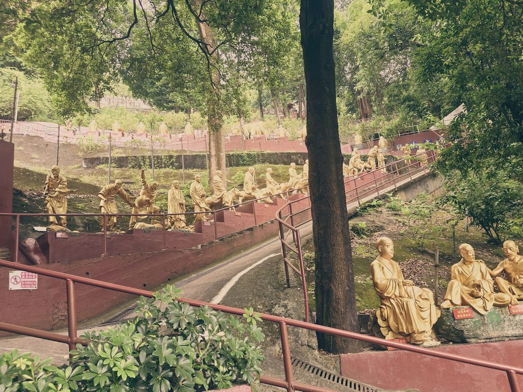 vue du chemin menant au temple du monastere des 10000 bouddhas de hong kong