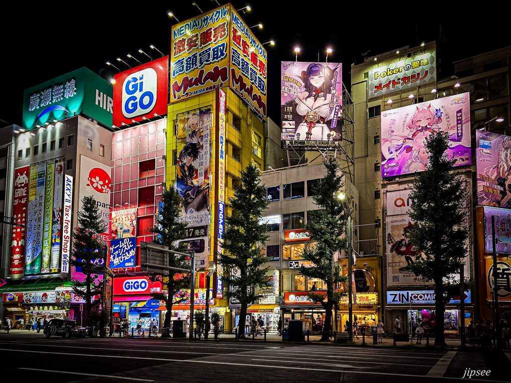 buildings illuminés d'akihabara la nuit