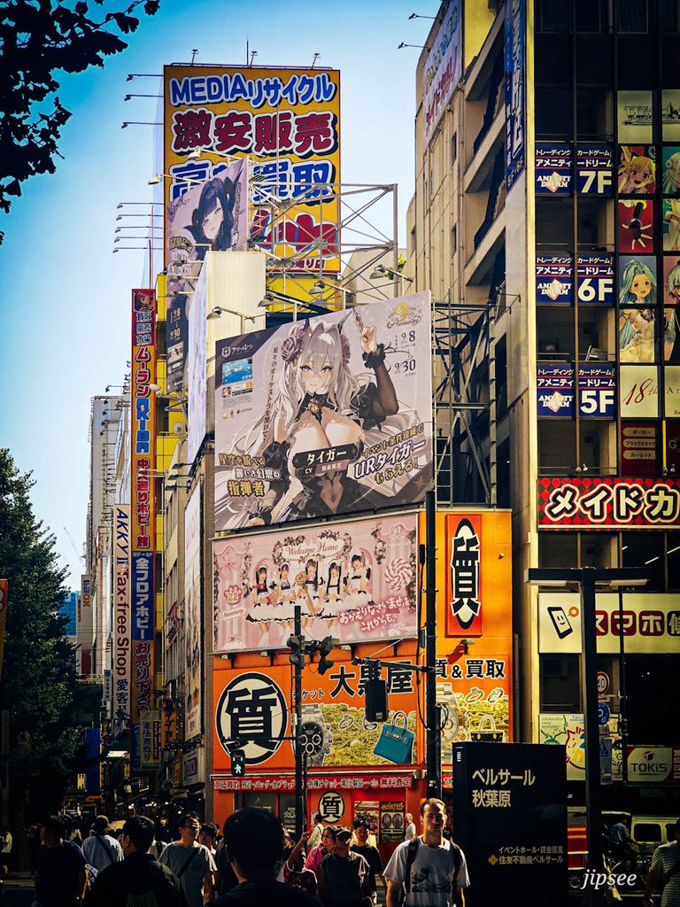 panneaux geants a akihabara a tokyo capitale du japon