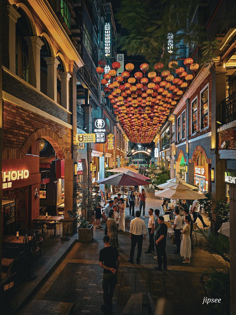 allee illuminée de lampions au cultural block 1368