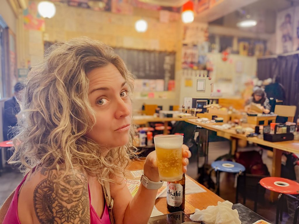 lucie creatrice du blog voyage buvant une biere dans une izakaya a tokyo