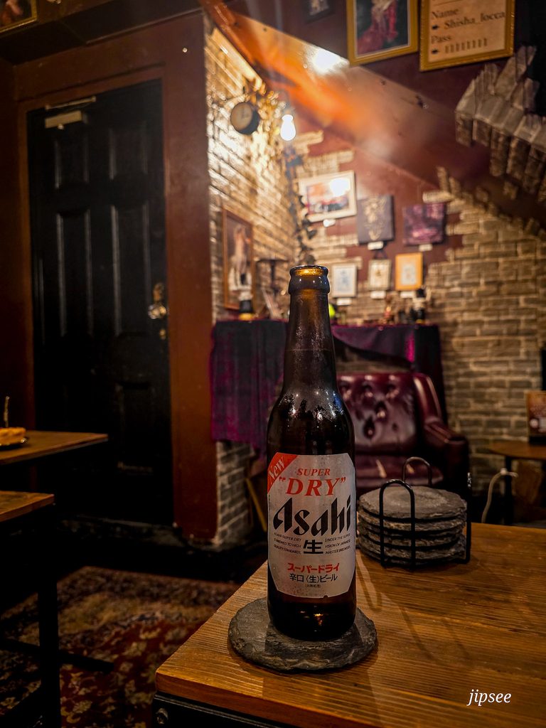 biere asahi posee sur une table du locca shisha cafe and bar a asakusa