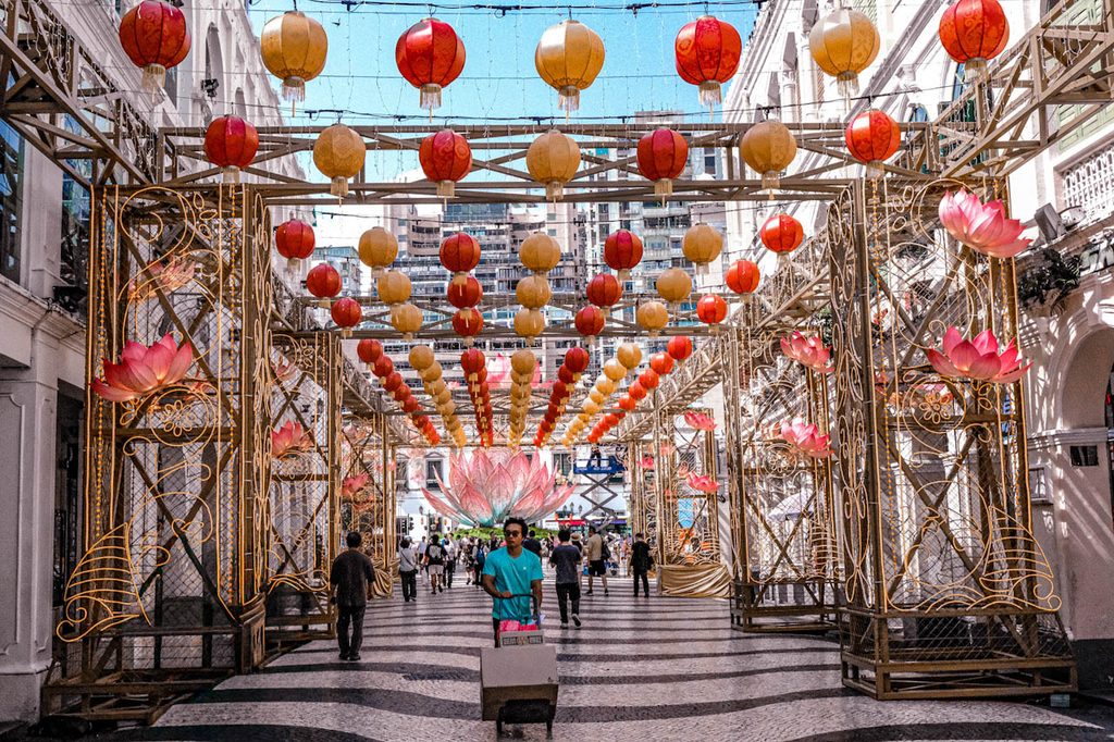 allee de lampions colorés dans une avenue animée du vieux macao