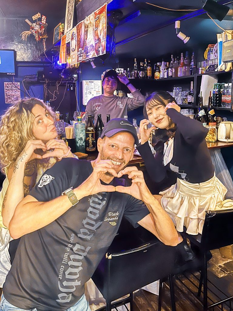 photo de groupe dans un bar de golden gai a tokyo