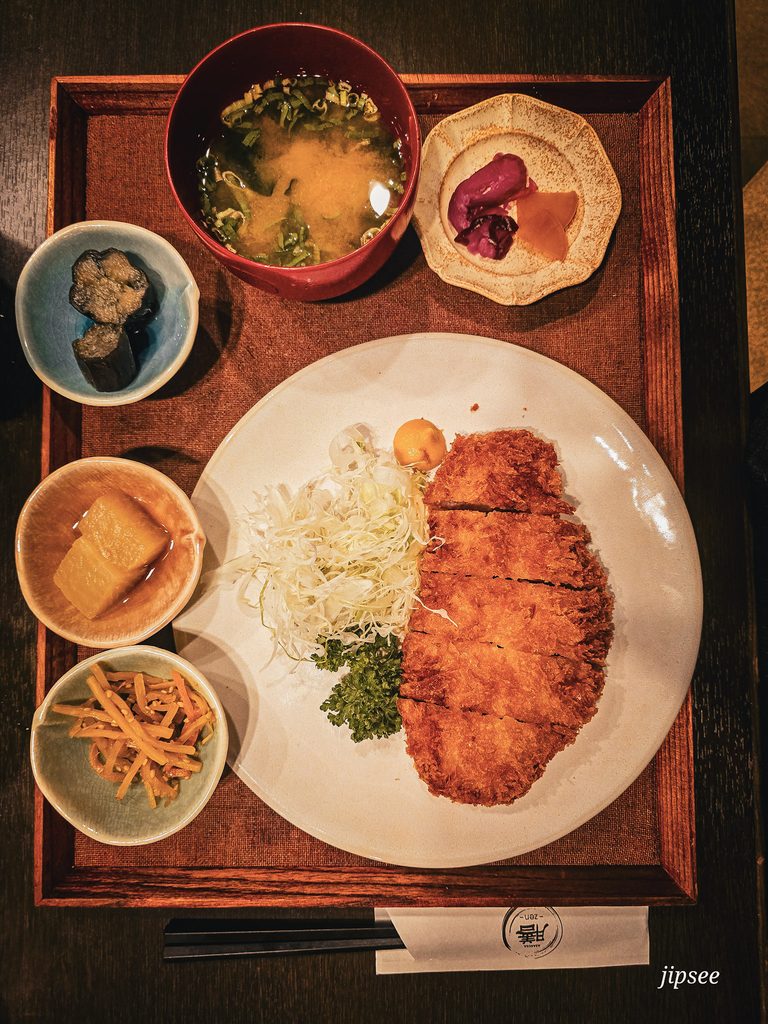 plateau repas traditionel japonais poulet frit et riz au restaurant zen asakusa tokyo