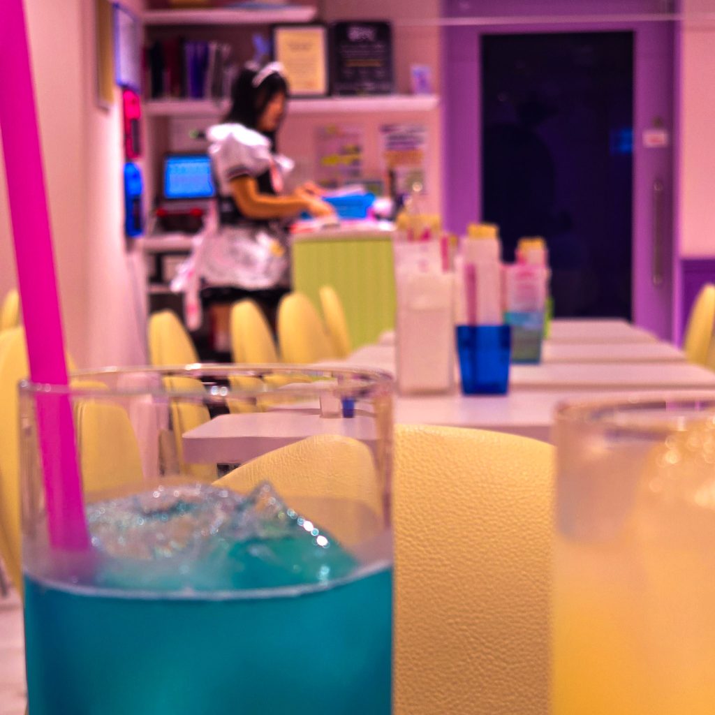 cocktail coloré servi dans un maid cafe de tokyo