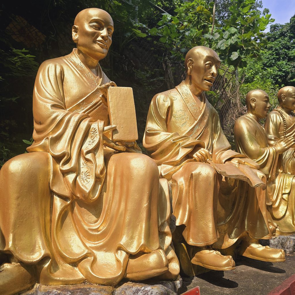 bouddha doré assis sur une allee du monastere des 10000 bouddhas de hong kong