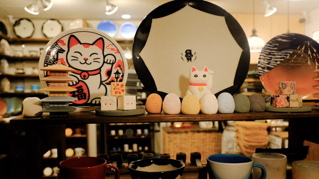 boutique de souvenir a kyoto, assiette bols et bibelots japonais