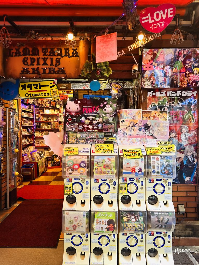 boutique de souvenirs a tokyo peluches d'hello kitty et gachapons 