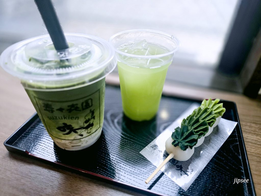 brochette de mochis sukuzien asakusa et matcha latte