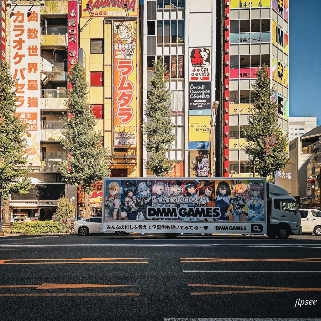 camion publicitaire devant les buidings d'akihabara a tokyo