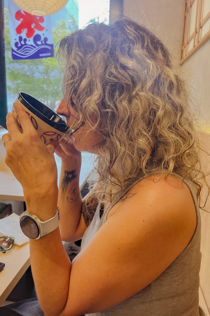lucie creatrice blog voyage jipsee degustant un bol de matcha