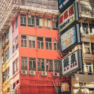 enseigne typique sur un batiment coloré du quartier mongkok a hong kong