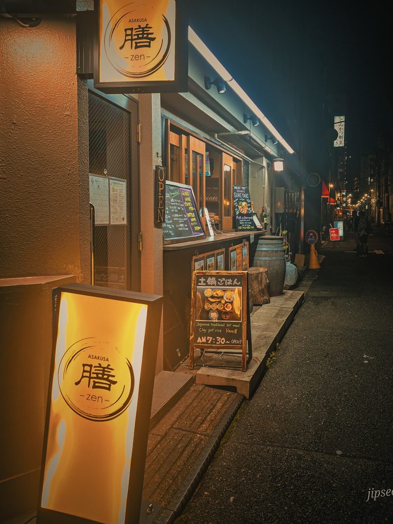 devanture illuminée du restaurant zen asakusa a tokyo