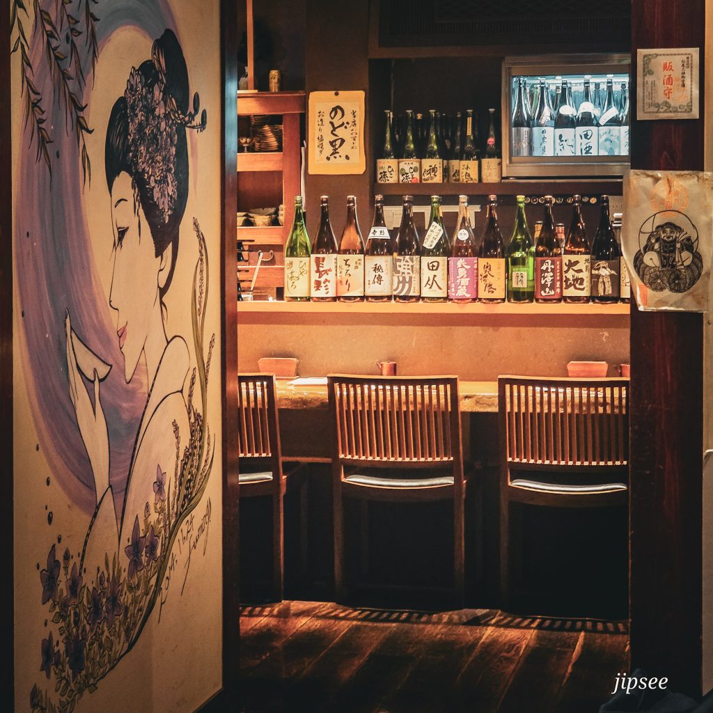 entree de restaurant avec etalage de bouteille de sake sur un comptoir a tokyo