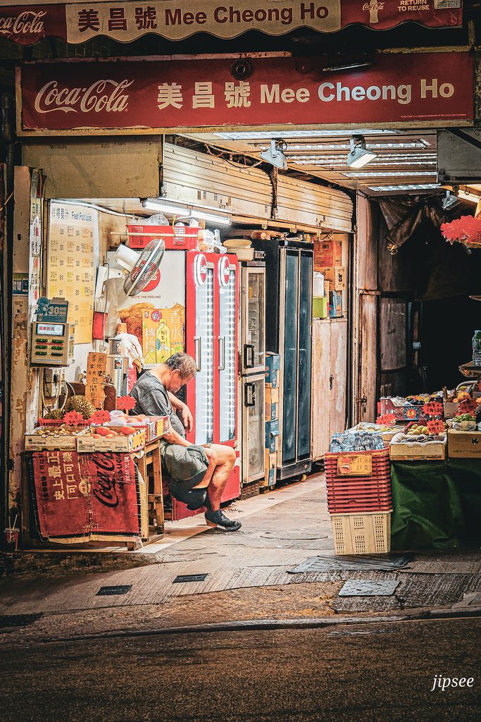 homme dormant dans une epicerie de quartier a hong kong
