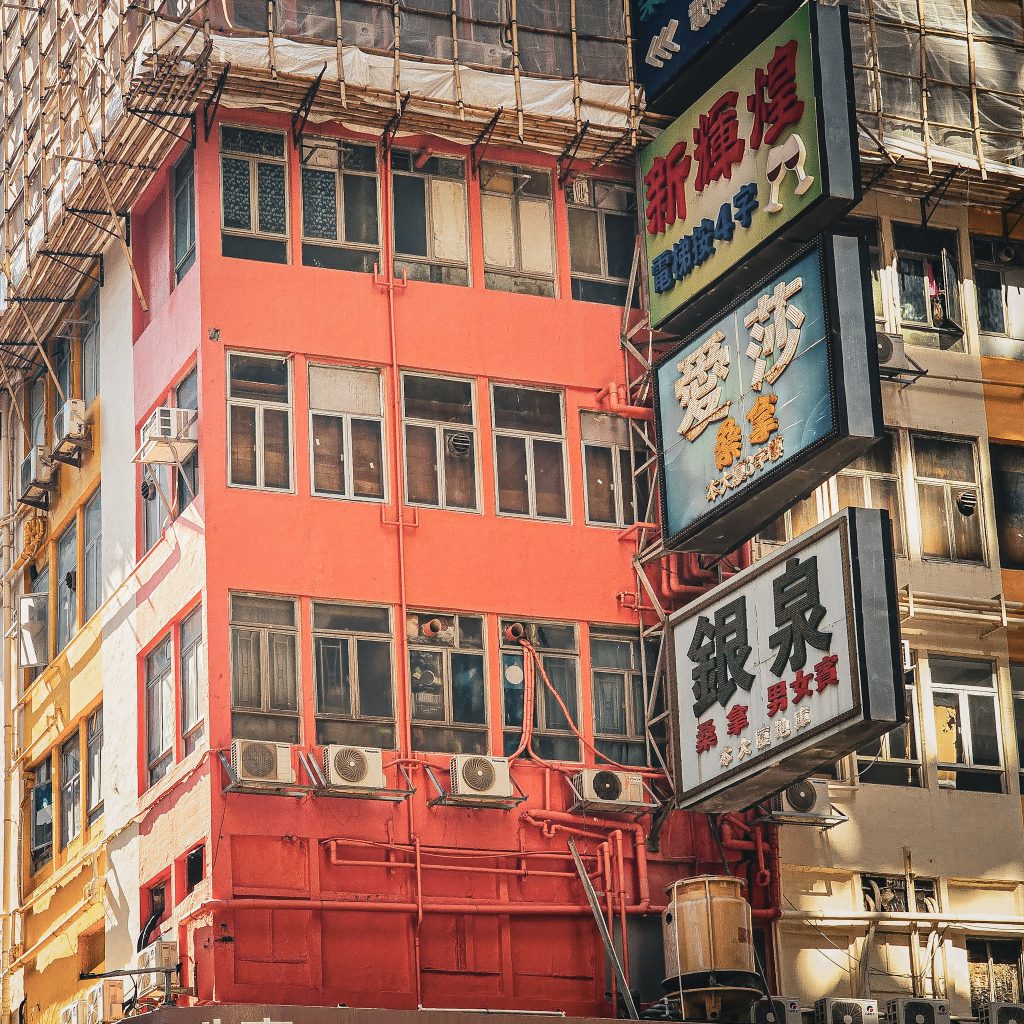 facade colorée et enseigne geante d'un batiment typique de hong kong