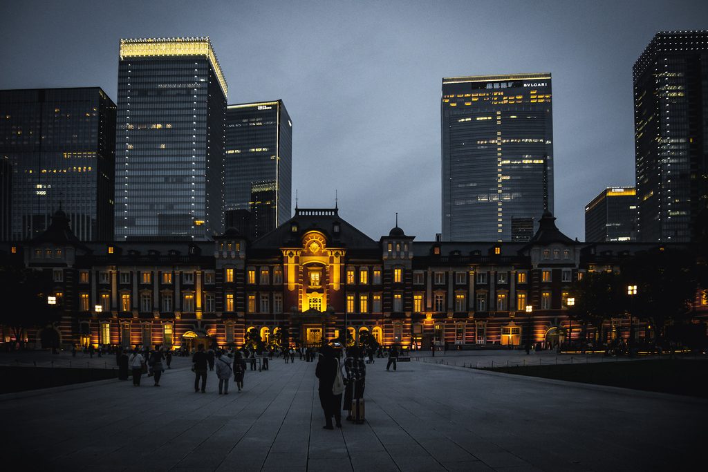 facade de la gare de tokyo eclairée