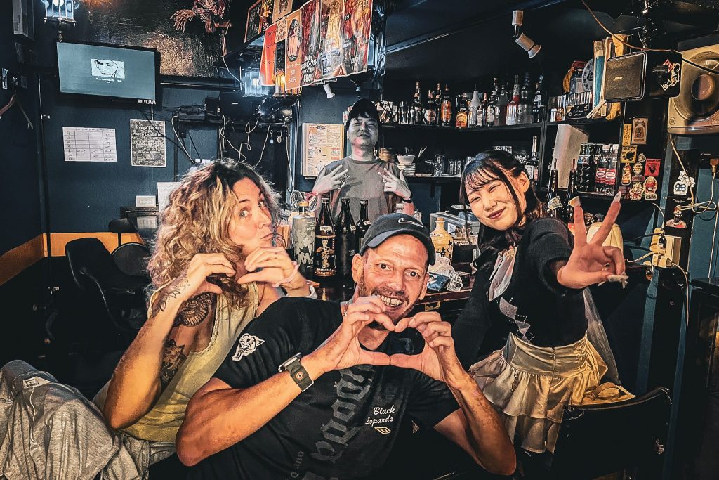 pause photo dans un bar du golden gai a tokyo
