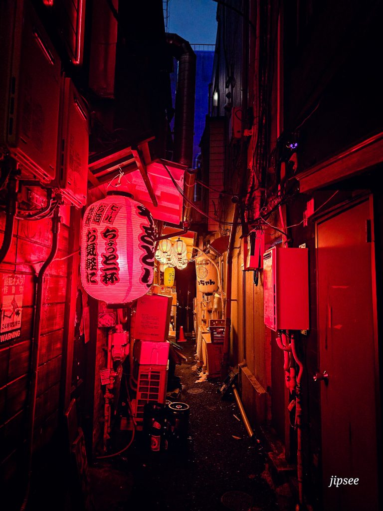 lampion rouge traditionnel japonais allumé dans une ruelle de golden gai a tokyo