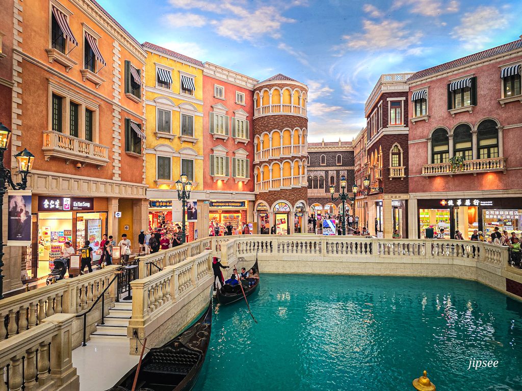 canal et gondole a l'interieur de l'hotel venetian de macao