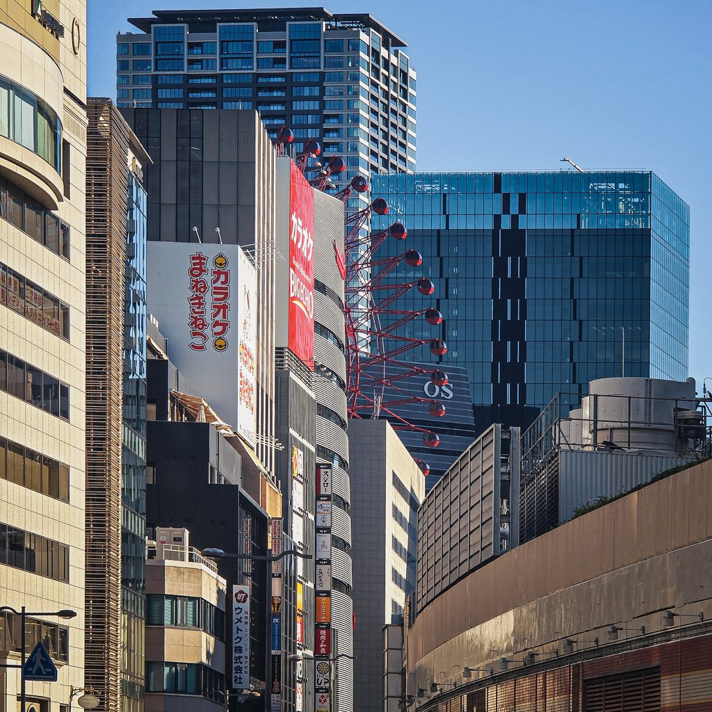 grande roue rouge du hep five osaka au milieu des buildings