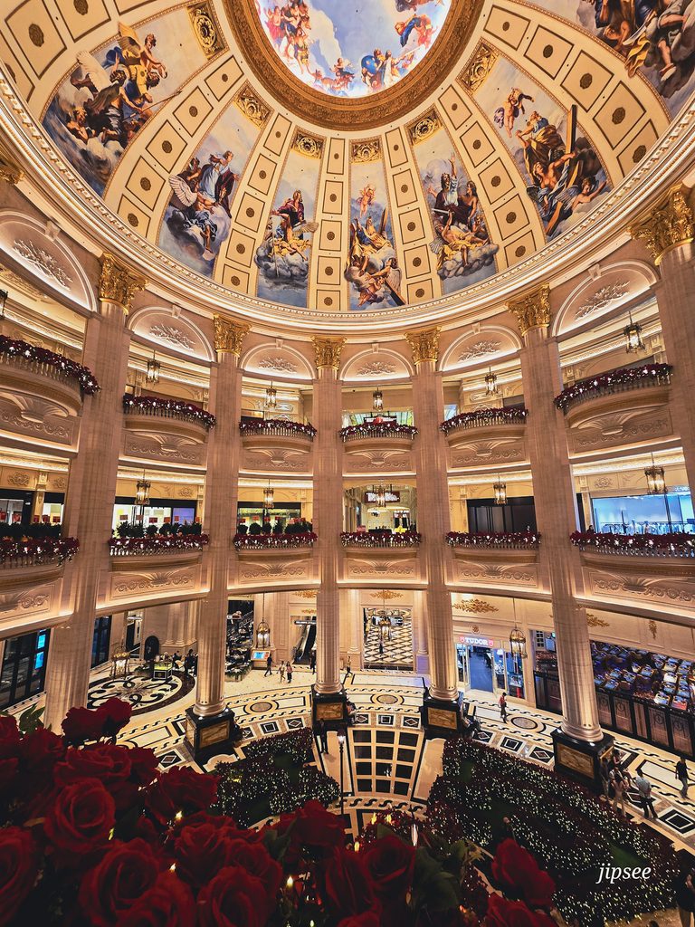 hall d'entree avec plafond sculpté et peint au venetian hotel de macao
