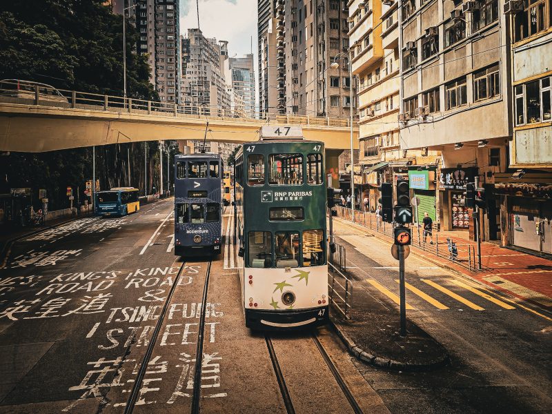 ding ding a etage qui se croise dans une avenue de hong kong
