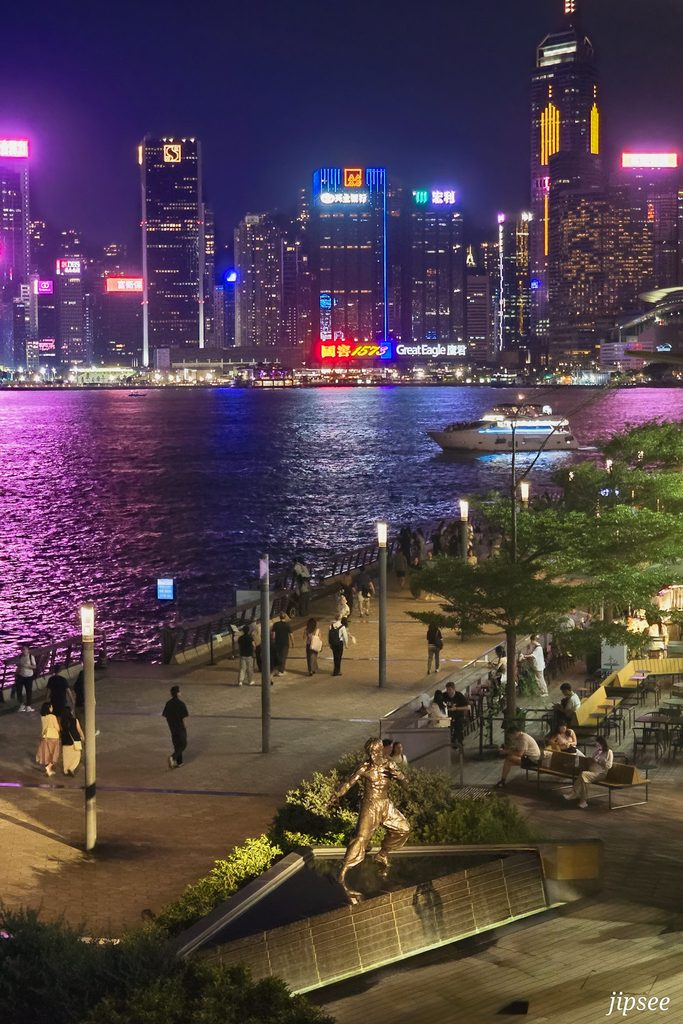 statue de jackie chan sur l'allée des stars. Baie de hong kong la nuit