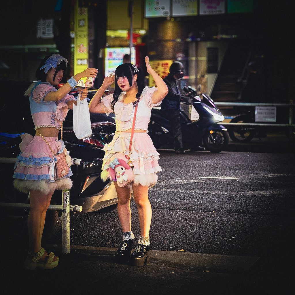 deux jeunes filles japonaises en tenue kawai dans une rue de tokyo la nuit