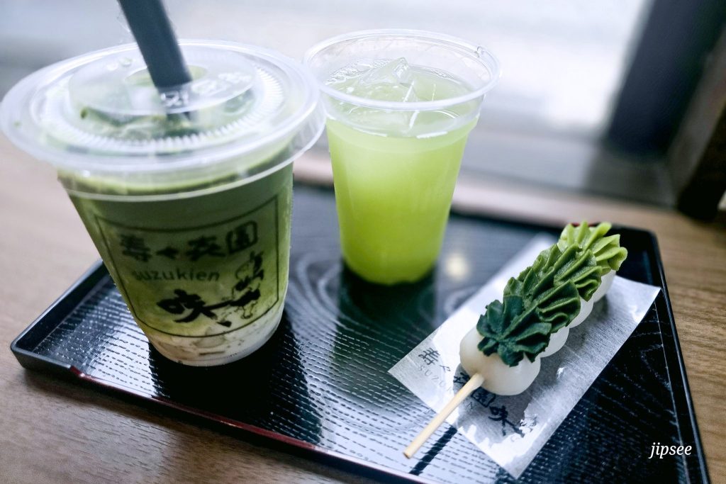 brochette de mochi et matcha latte sur un plateau
