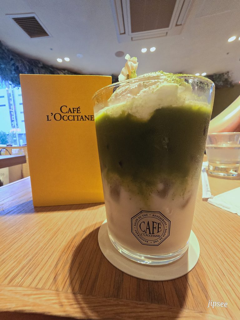 verre de matcha latte a l'occitane shibuya