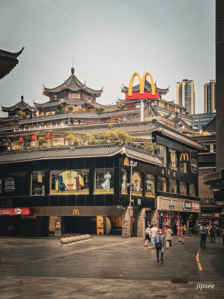 mc donald a l'architecture typique de cheine dans le quartier de dongmen a shenzhen