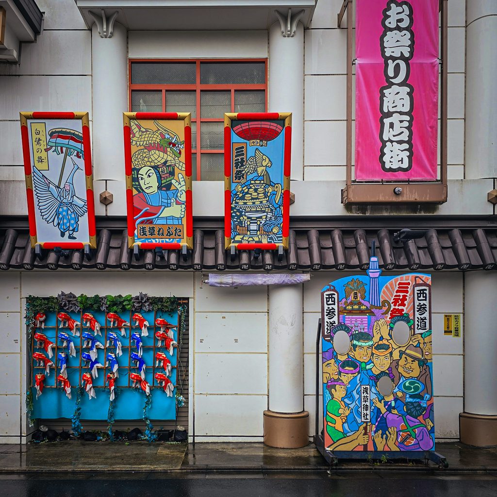 decoration traditionelle japonaise sur un mur du quartier d'asakusa a tokyo