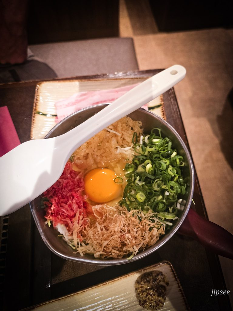 bol de preparation cru d'okonomiyaki au japon